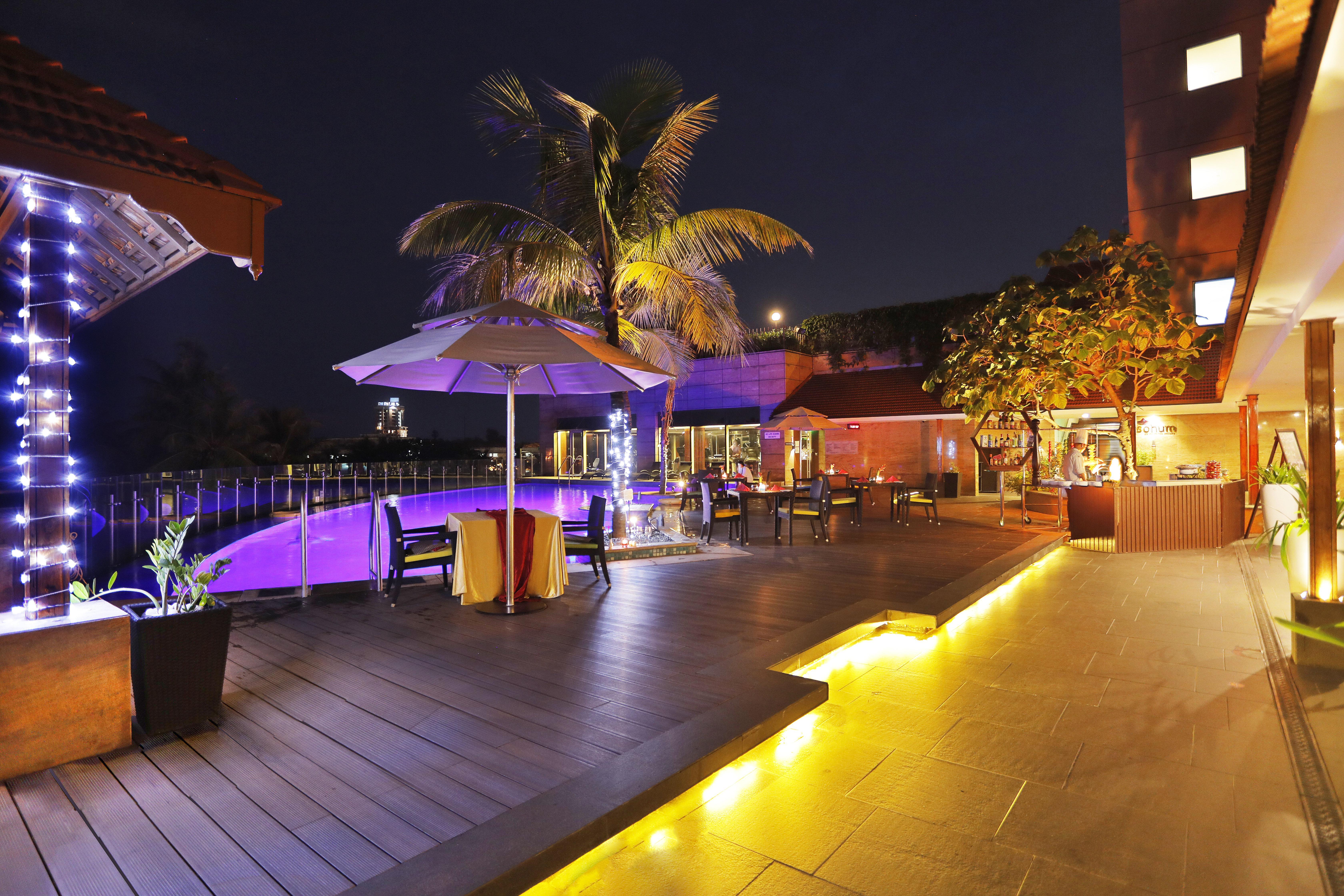 ホテル クラウン プラザ コチ Kochi エクステリア 写真 The pool at the hotel