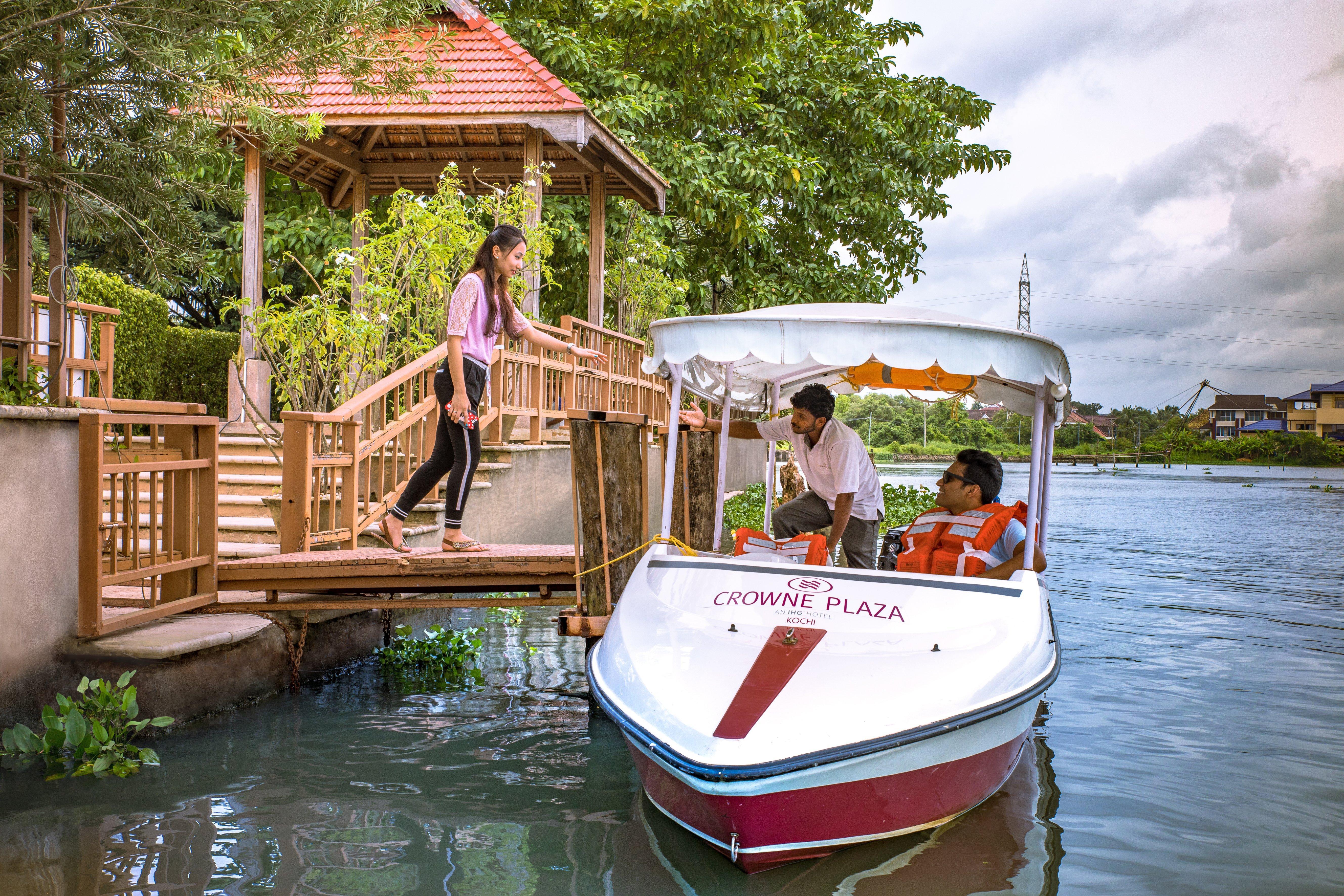 ホテル クラウン プラザ コチ Kochi エクステリア 写真 Boating at the lake