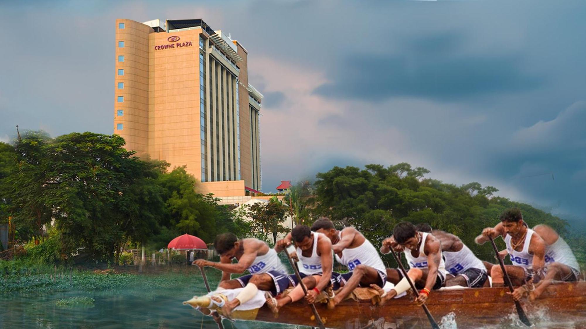 ホテル クラウン プラザ コチ Kochi エクステリア 写真 A view of the hotel